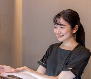 黒い服をきた受付の女性